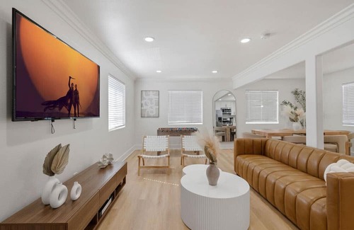 Los Angeles Apartment | Scandinavian Top Unit Apt! Game Table + Parking