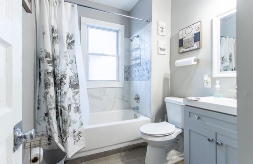 Hough House | CoZ 5 Bedroom Home On Ashbury