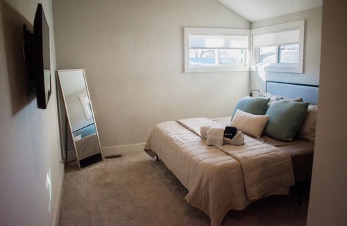Simpsonville House | Downtown Bungalow with king ensuite, coffee station, laundry, & wifi,