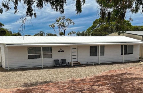 Lake Wangary House | Jubilee Cottage - Wake up to the sound of the birds in this brand new, cosy and functional, cottage retreat.