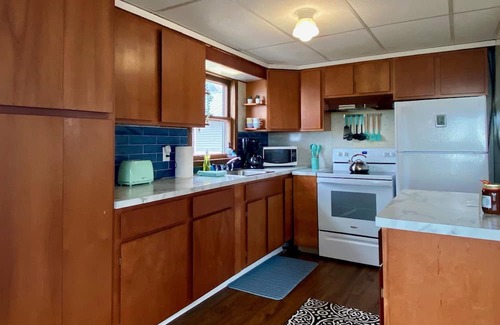 South Haven Cottage | Lakefront Cottage with Private Beach 10 min from South Haven