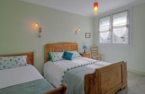Vannes Apartment | Beautiful apartment for 4 people with WIFI, TV, pets allowed and parking
