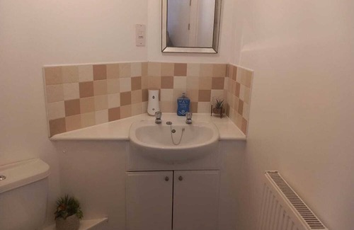 Basildon Apartment | Cosy Large 1 Bedroom, En suite & Kitchen with Parking in Basildon