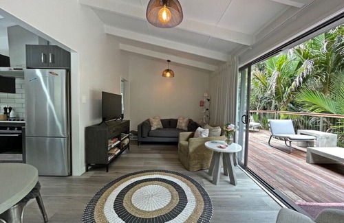 Onetangi Cottage | Nestled amidst the captivating beauty of Waiheke Island
