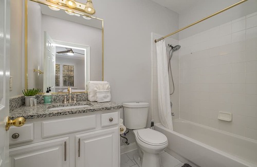 SouthPark Condo | Sleek & Stylish Condo in Southpark