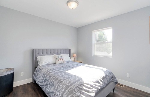 Evergreen House | Cowboy Castle | MT Sky Haus - 8 mins from airport