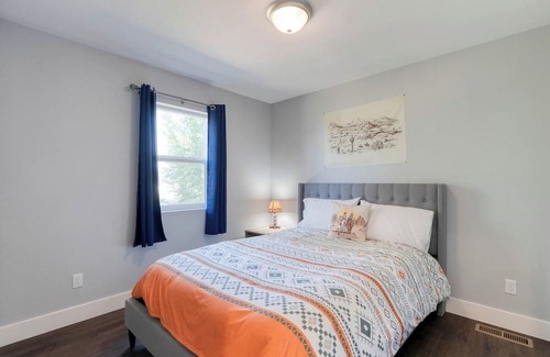 Evergreen House | Cowboy Castle | MT Sky Haus - 8 mins from airport