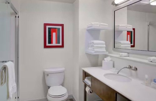 Columbus House | Modern Rooms | EV Charging & Indoor Pool | Next to Scioto Downs