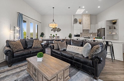 Horseshoe Bay West House | HSB West/ Newer Build/ Chic Decor