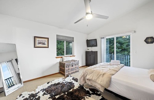 Coeur d'Alene House | Lake View Escape w/Patio, Balcony, Fire pit & BBQ