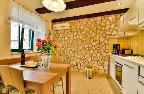 Selce House | Beautiful villa for 4 guests with A/C, WIFI, TV, terrace and parking