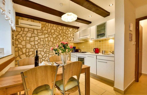 Selce House | Beautiful villa for 4 guests with A/C, WIFI, TV, terrace and parking