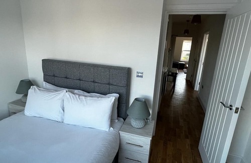 Finchley Apartment | Deluxe 2 Bedroom Flat in the heart of Finchley with tube access to London