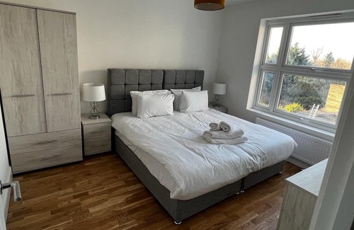 Finchley Apartment | Deluxe 2 Bedroom Flat in the heart of Finchley with tube access to London