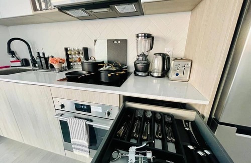 Wellington Place Apartment | Waterfront Serene Heights
