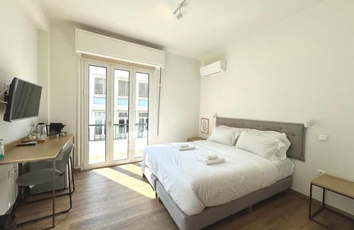 Kaisariani Apartment | Deluxe Queen or 2 Single Beds - R3 with balcony