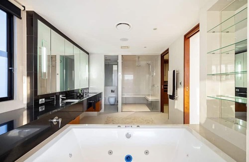 Broadbeach Waters Villa | Harmonious waterfront