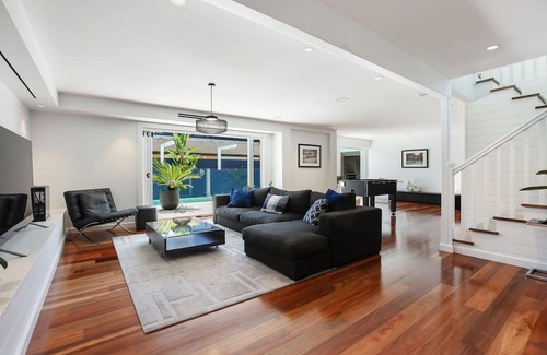 Bundall Villa | Sprawling Exquisite Waterfront Elegance