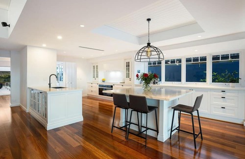 Bundall Villa | Sprawling Exquisite Waterfront Elegance