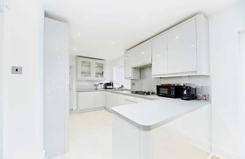 Purley House | 5BR Family Home Close to Parks and City Links