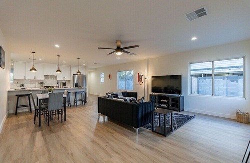 Coronado House | Phoenix Haven: Chic City Living in Tranquility