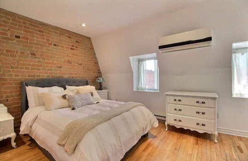 Little Burgundy House | 3 story victorian house with 2 private parkings