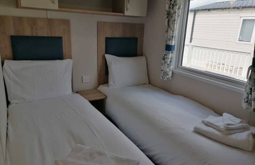 Dymchurch House | Ruby retreat - 2 bedroom with decking (D/F)