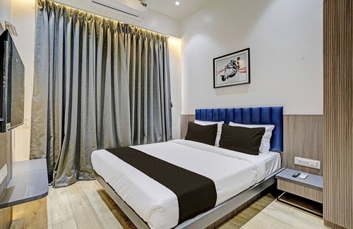Goregaon East Hotel | OYO Flagship Hotel Global Spaces