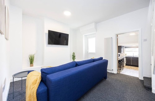 Aveley House | Luxury 4 beds, 3 baths, free parking, river view
