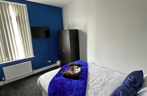 Liverpool House | Quirky Oasis Queens