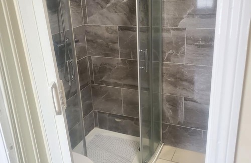 Heaton House | Newcastle City- Full Ensuite Bedroom