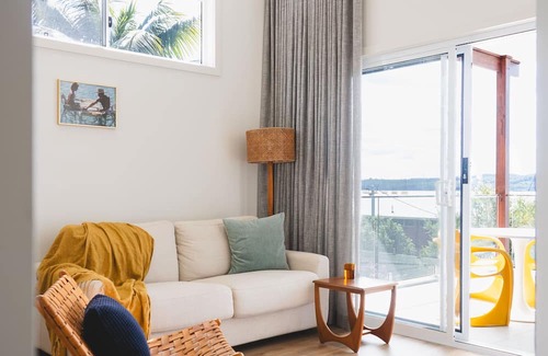 Lake Macquarie City Council Cottage | Welcome to Blue Bungalow, a 2 bedroom cottage with waterfront access.