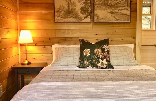 Hendersonville Cabin | Brand NEW Blue Ridge Mountain cedar log cabin, fiber internet, 25 min to AVL