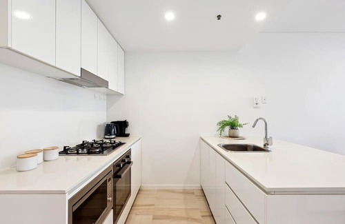 Newstead Apartment | Stylish 2-Bed with Rooftop BBQ, Pool & Gym