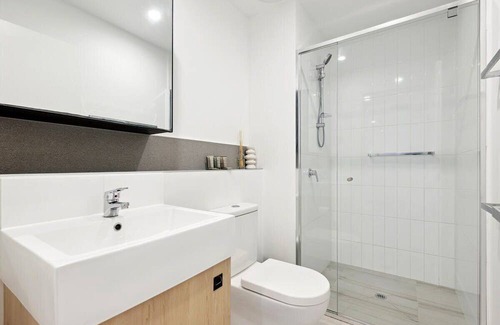 Newstead Apartment | Stylish 2-Bed with Rooftop BBQ, Pool & Gym