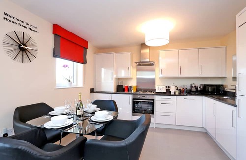 Dyce Apartment | Vibrant Home in Aberdeen, Scotland
