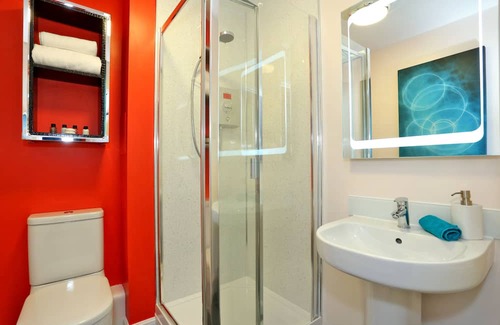 Dyce Apartment | Vibrant Home in Aberdeen, Scotland