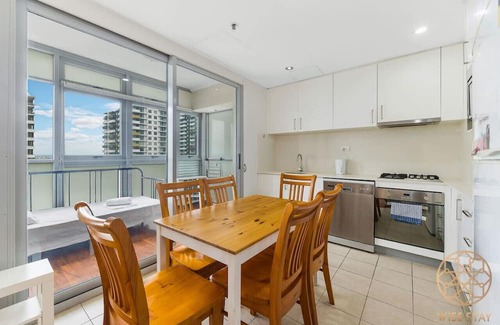 Burwood Apartment | Steps to Train&Shopping with Pool for 6ppl Burwood