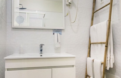 Figueiral House | Enjoy a Hassle-Free Stay! 1BR Apartment with Kitchenette, 2 Outdoor Pools!