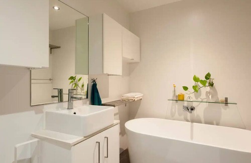 Mascot Apartment | 0 min to train, 2 stops to city