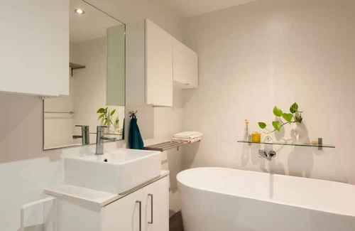 Mascot Apartment | 0 min to train, 2 stops to city