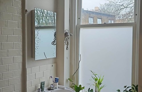Hillrise Apartment | Large Victorian conversion apartment with main and mezzanine bedrooms & balcony