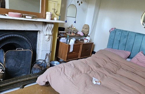 Hillrise Apartment | Large Victorian conversion apartment with main and mezzanine bedrooms & balcony