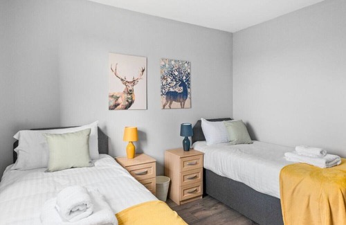 Severn Beach House | 4BR Contractor Pad -70 INCH TV! & Free Van Parking