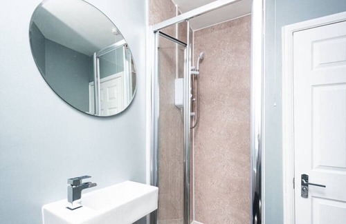 Severn Beach House | 4BR Contractor Pad -70 INCH TV! & Free Van Parking