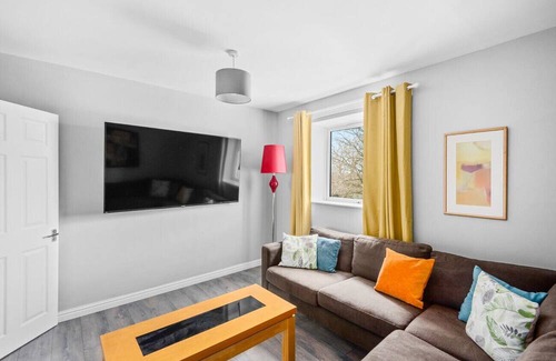 Severn Beach House | 4BR Contractor Pad -70 INCH TV! & Free Van Parking