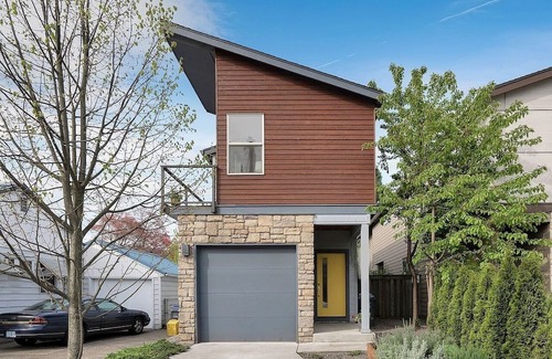 St. Johns House | Luxury Loft in Vaulted Townhouse