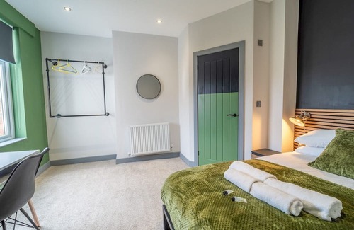 Beeston Apartment | Modern work Retreat with Dedicated Workspace | Pass the Keys