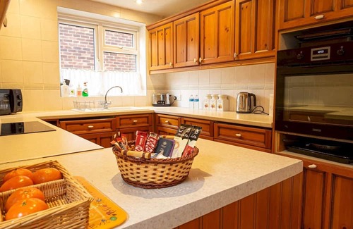 Loughton House | Epping Haven with Garden Oasis | Pass The Keys