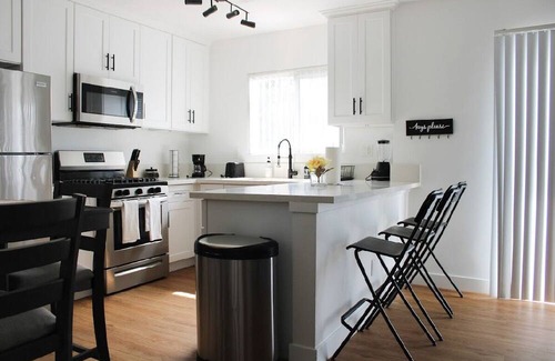 Palms Apartment | ☆ Gem Apt. in Culver City ☆ Nearby Restaurants, Hotels, Parks, Beach and MORE!